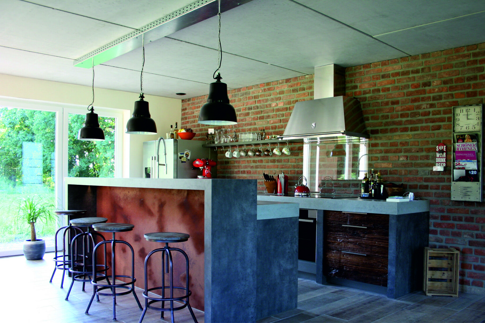 Moderne K&uuml;che mit Backsteinwand, Barhockern und Kochinsel, ausgestattet mit Dunstabzugshaube und Kochutensilien.