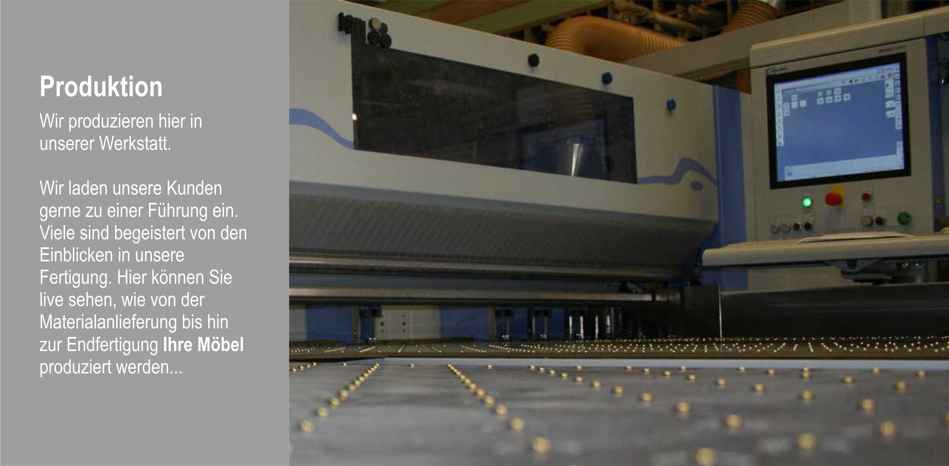 Blick auf eine moderne Produktionsmaschine in einer Werkstatt mit Lichtreflexionen auf der Arbeitsfl&auml;che.