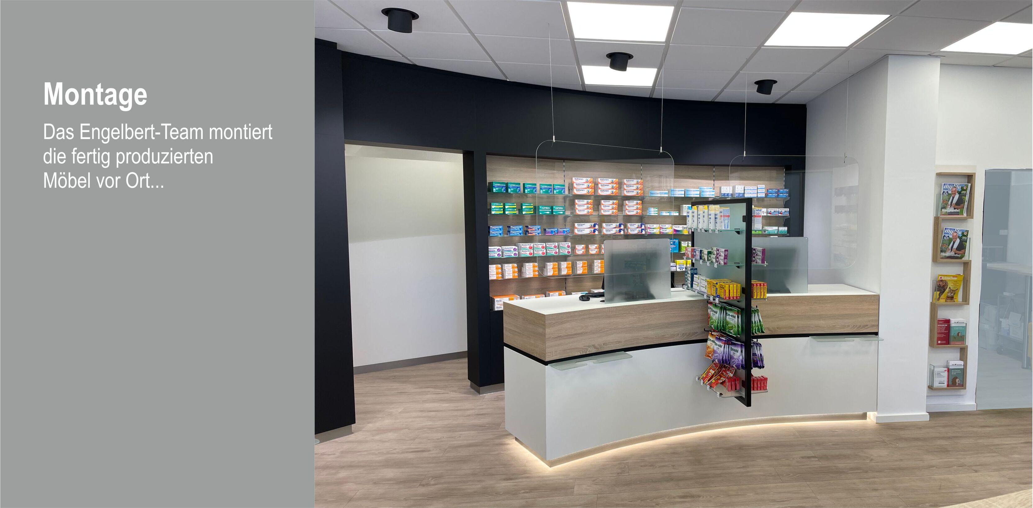 Moderner Empfangsbereich mit Holztheke, bunten Produkten im Hintergrund und gut beleuchtetem Raum.