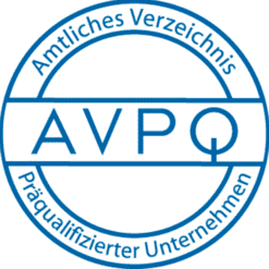 Blaues Siegel mit den Worten &bdquo;Amtliches Verzeichnis&ldquo;, &bdquo;AVPQ&ldquo; und &bdquo;Pr&auml;qualifiziertes Unternehmen&ldquo; in einem Kreis.