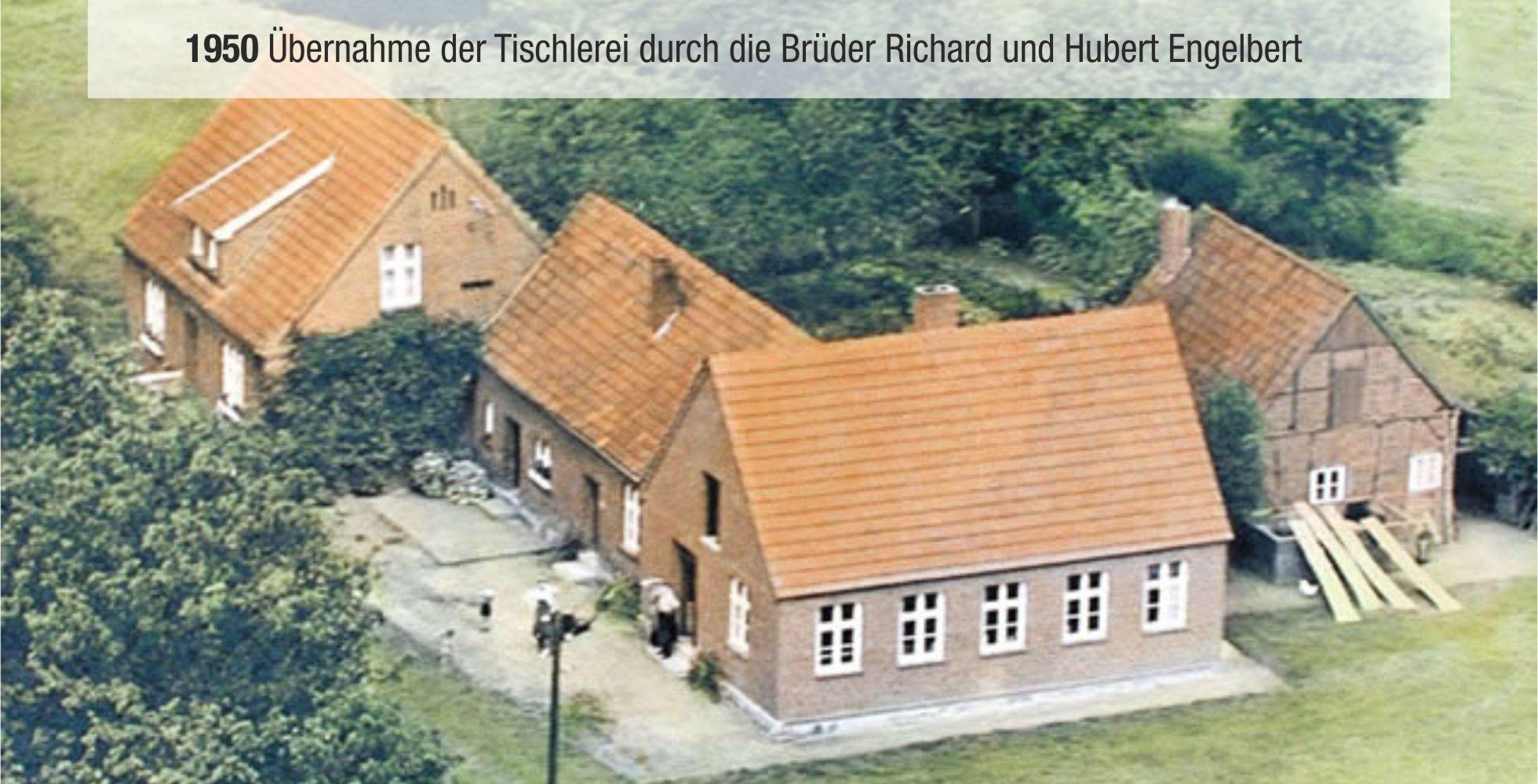 Farbige Luftaufnahme eines Tischlereigeb&auml;udes mit roten D&auml;chern und umgebender Vegetation, datiert auf 1950.