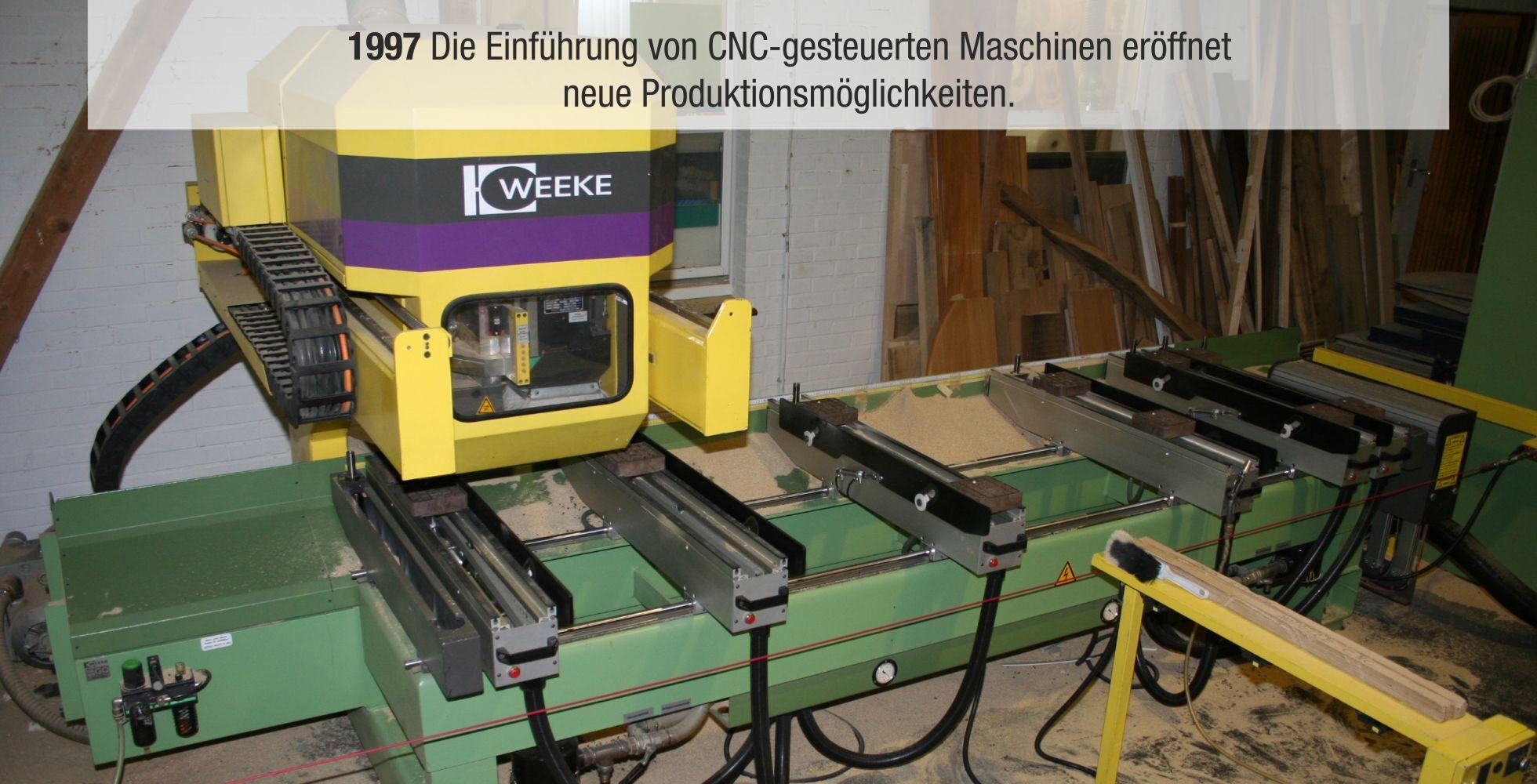 CNC-gesteuerte Maschine in einer Holzwerkstatt mit mehreren F&uuml;hrungen und einem gelben Oberteil.