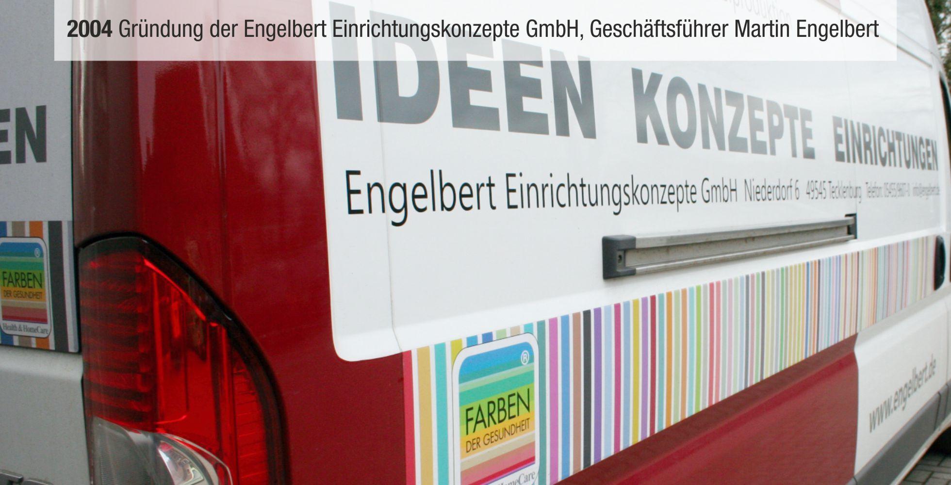 Werbefl&auml;che eines Lieferwagens mit dem Aufdruck &bdquo;Engelbert Einrichtungskonzepte GmbH&ldquo; und bunten Farbstreifen.