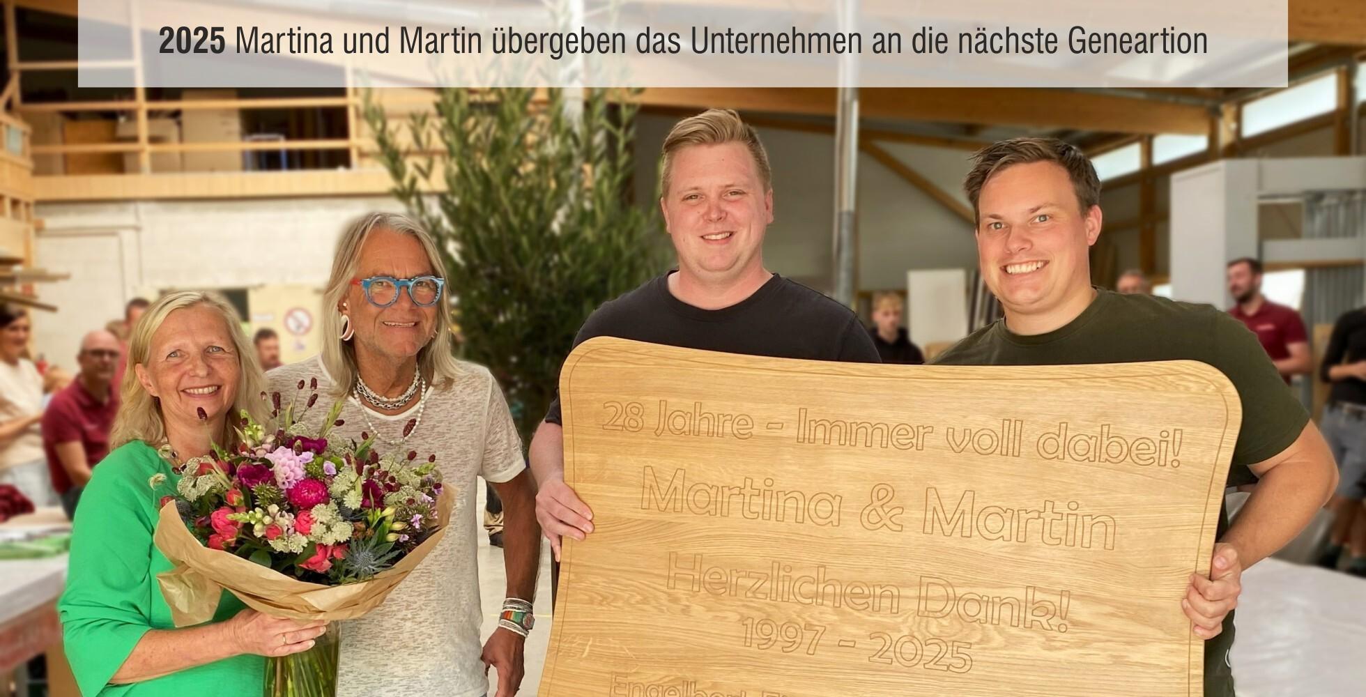 Gruppenfoto von Martina und Martin mit Nachfolgern, sie halten eine Holztafel und einen Blumenstrau&szlig; in einer feierlichen Umgebung.