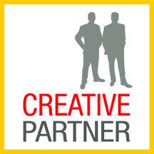 Logo mit zwei stilisierten Figuren in Grau und dem Text &bdquo;CREATIVE PARTNER&ldquo; in Rot und Grau auf gelbem Hintergrund.