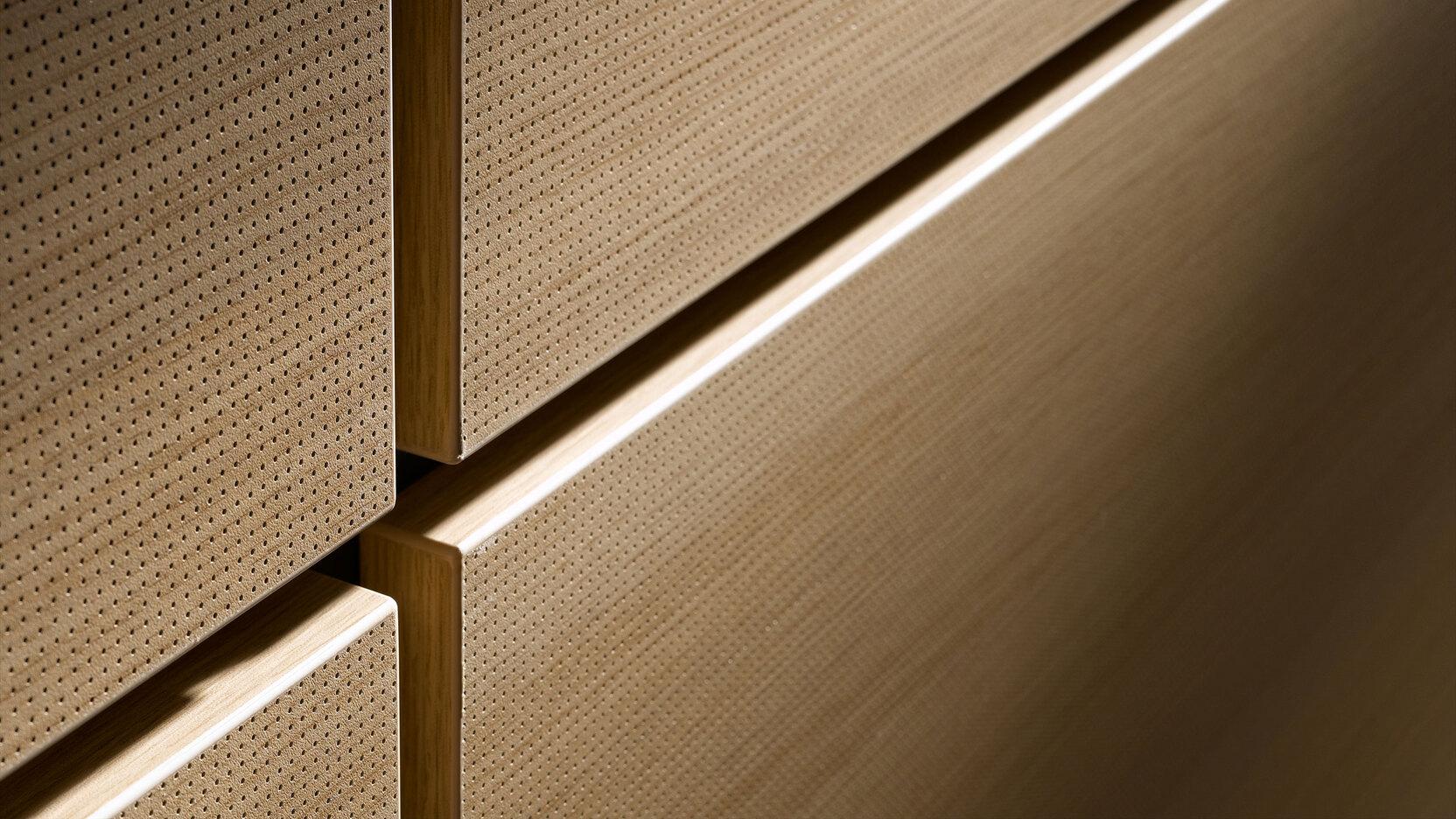 Detailaufnahme von Holzschrankelement Detailaufnahme von Türen eines hellen Holzschrankes