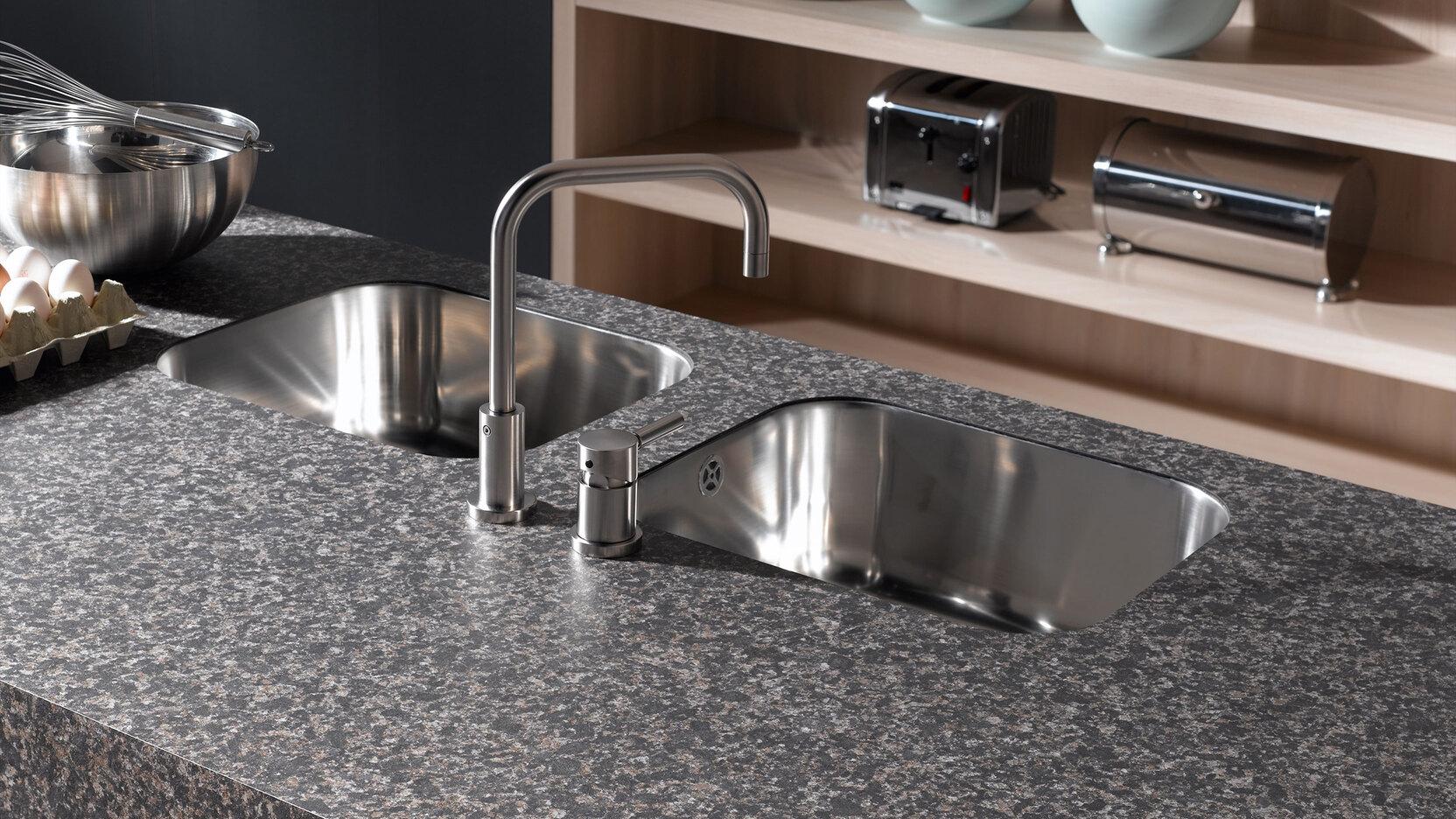 Detailaufnahme einer Arbeitsplatte mit integriertem Doppelspülbecken Detailaufnahme einer Arbeitsplatte in Steinoptik mit integriertem Doppelspülbecken