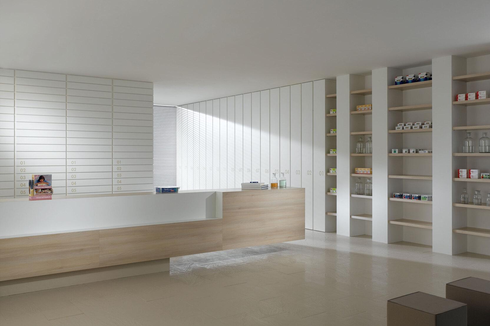 Impressionen einer Apothekeneinrichtung mit hellen Holzmöbeln und geräumigem Regalsystem, sowie aufgeräumten Empfang.