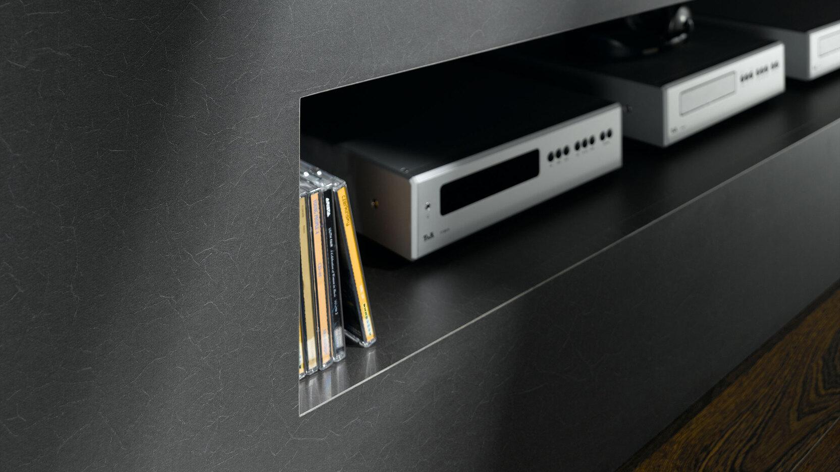 Detailaufnahme einer TV-Trennwand und innenliegendem Regal Detailaufnahme einer TV-Trennwand und innenliegendem Regal für Receiveraufbewahrung