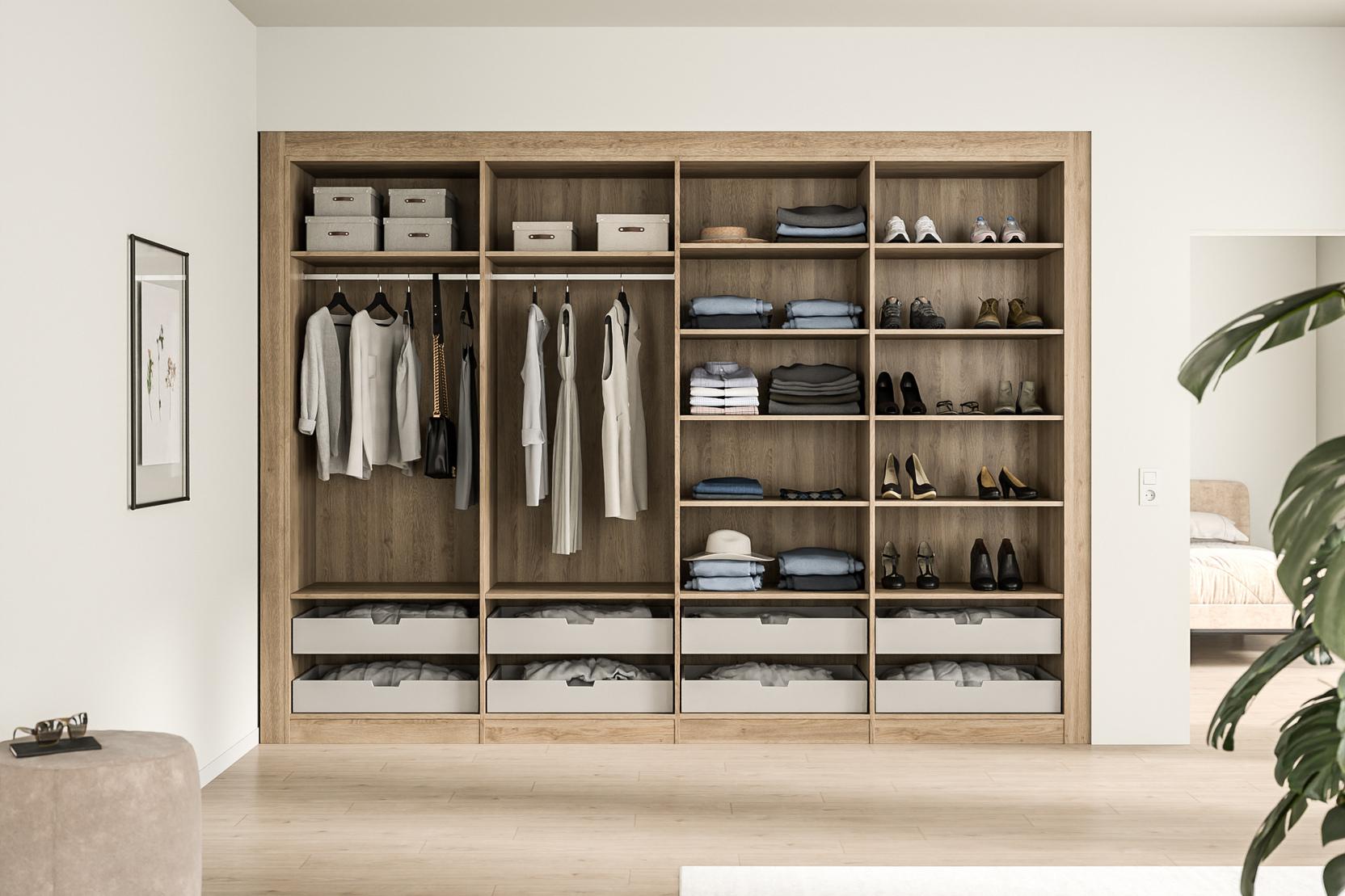 Offener Kleiderschrank nach Maß aus Holz mit organisiertem Innenraum Ein maßgefertigter Holzkleiderschrank, offen gezeigt, mit ordentlich angeordneter Kleidung, Schuhen und Aufbewahrungsboxen.