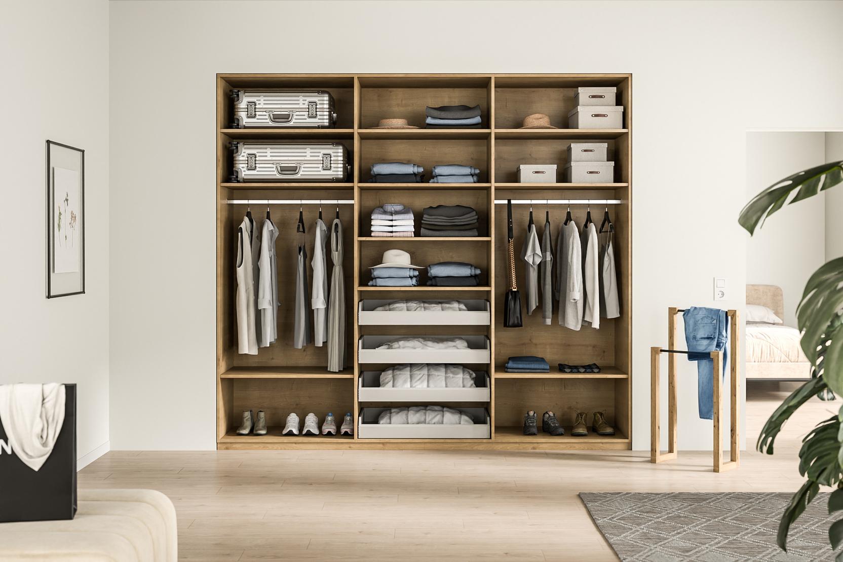 Geräumiger Kleiderschrank nach Maß in einem modernen Zimmer Ein offener, maßgefertigter Kleiderschrank aus Holz, gefüllt mit Kleidung, Schuhen und Aufbewahrungsboxen, zeigt funktionale Eleganz.