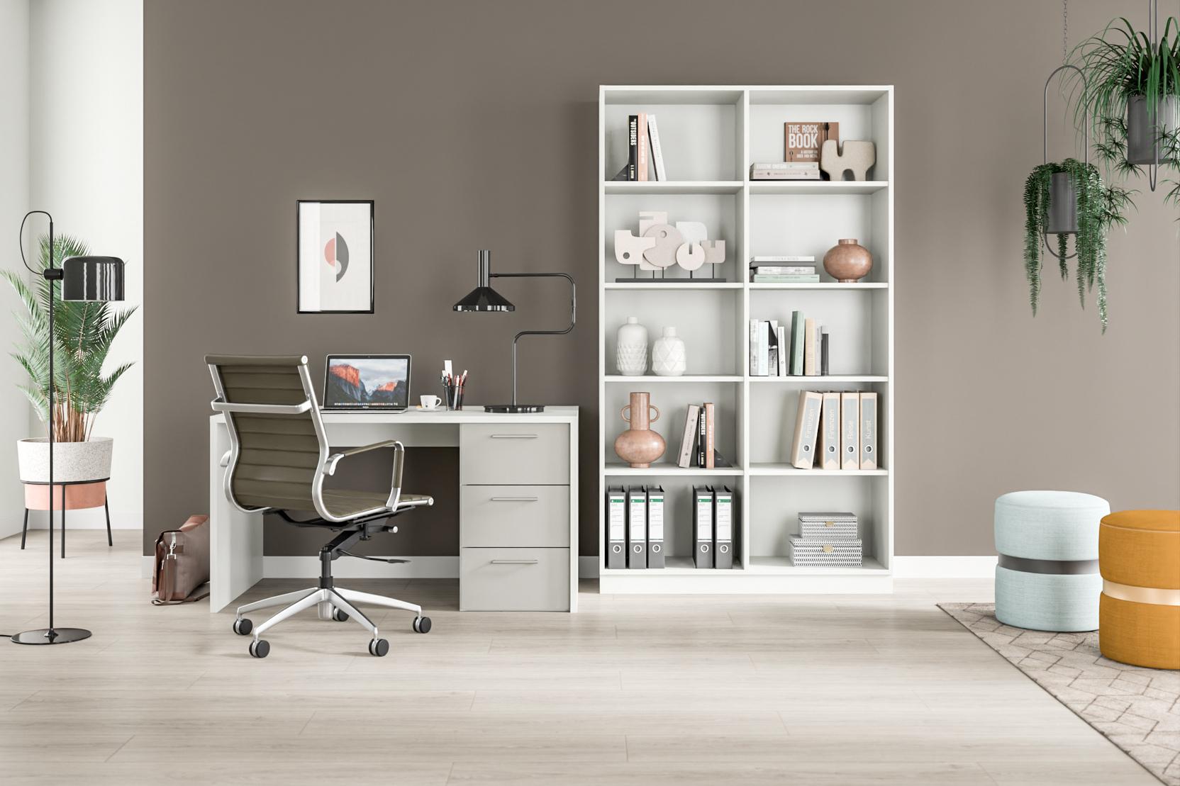 Helles Zimmer mit maßgefertigtem, weißem Regal voller Bücher und Deko, Schreibtisch mit Computer, Pflanzen und Stühlen.