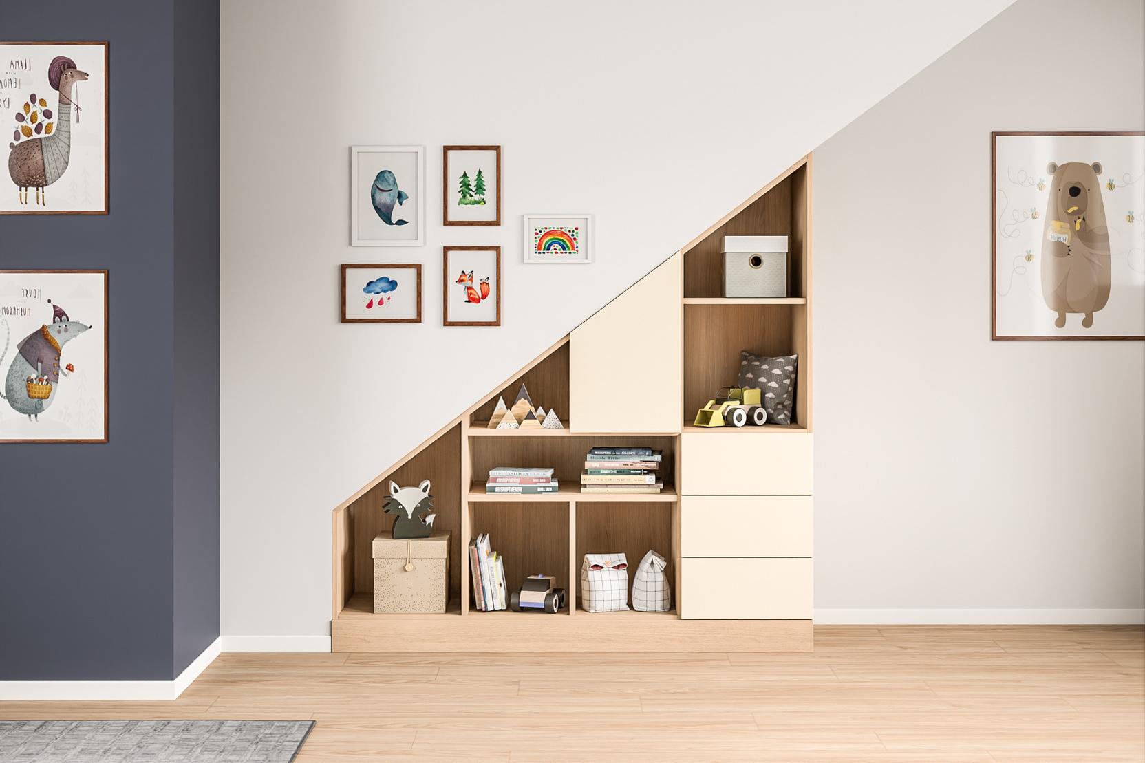 Unter Treppen angepasster Schrank nach Maß im Kinderzimmer. Kreativ unter einer Treppe eingepasster Schrank nach Maß, mit offenen Fächern und Schubladen, gefüllt mit Büchern und Spielzeug, in einem Kinderzimmer.