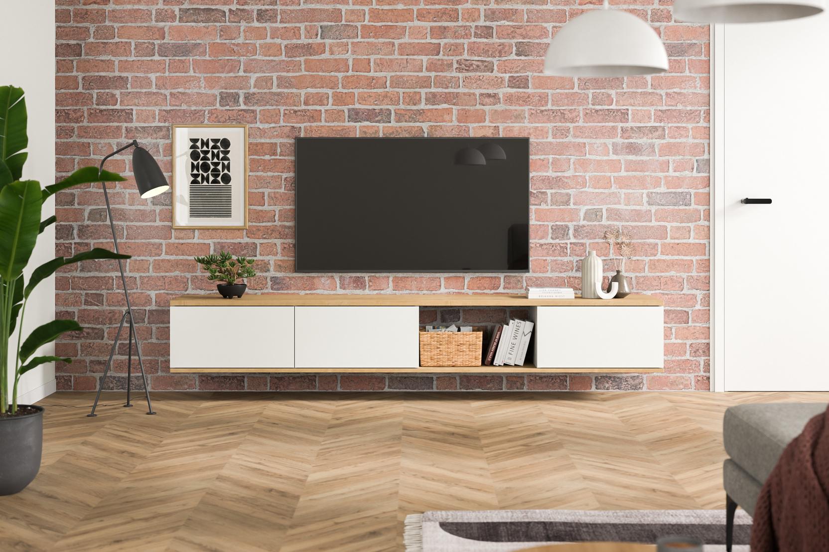 Stilvolles Hängeboard nach Maß an einer Backsteinwand Maßangefertigtes Hängeboard in Weiß, minimalistisch gestaltet, unter einem Wandfernseher, vor einer roten Backsteinwand, ergänzt durch Pflanzen und Bücher.